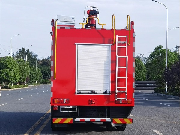 豪沃18吨四驱越野消防车