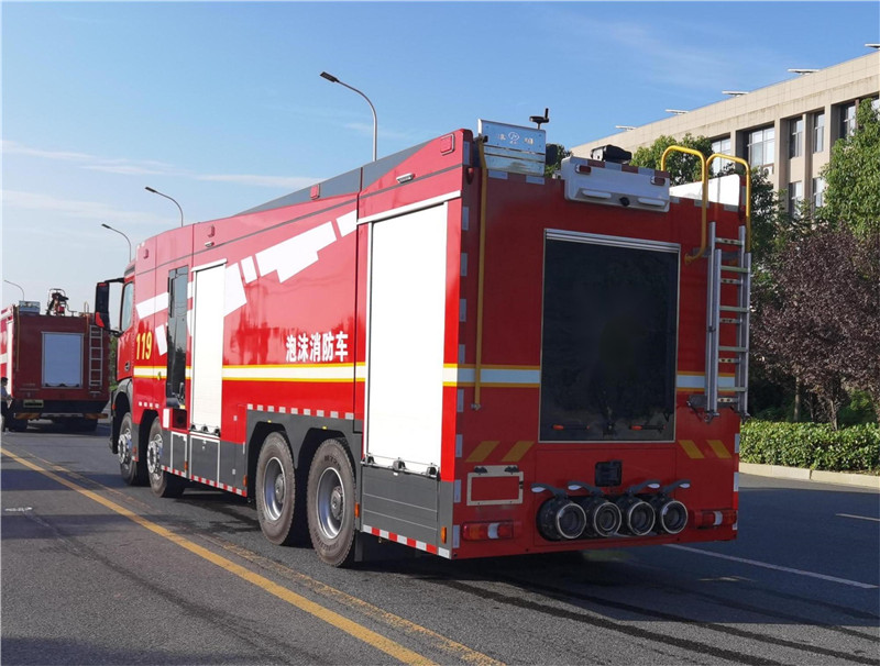 奔驰18吨泡沫消防车